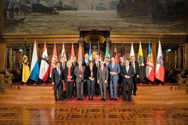 News Themen der Woche KW43 News Bilder des Tages Gruppenfoto im Hamburger Rathaus mit Winfried Kretschmann, Michael Müller, Dietmar Woidke, Carsten Sieling, Peter Tschentscher, Manuela Schwesig, Stephan Weil, Armin Laschet, Malu Dreyer, Tobias Hans, Michael Kretschmer, Reiner Haseloff, Daniel Günther, Bodo Ramelow - die Ministerpräsidenten von Bayern (in Regierungsbildung) und Hessen (im Wahlkampf) nehmen nicht teil;Ministerpräsidentenkonferenz in Hamburg - Erster Bürgermeister Dr. Peter Tschentscher empfängt Länderchefs zur Jahreskonferenz, Hamburg Hamburg Deutschland Rathaus