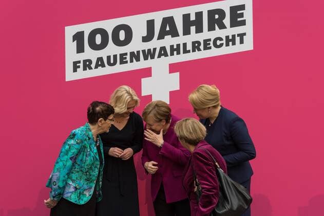 Entertainment Bilder der Woche KW46 Entertainment Bilder des Tages Rita S??ssmuth (CDU), Manuela Schwesig (SPD), Bundeskanzerlin, Angela Merkel von der Christlich Demokratischen Union (CDU), Bundesministerin f??r Familie, Senioren, Frauen und Jugend, Women and Youth, Franziska Giffey von der Sozialdemokratischen Partei (SPD), Christine Bergmann (SPD) unterhalten sich vor der Fotowand waehrend des Festakt zu 100 Jahre Frauenwahlrecht Festakt 100 Jahre Frauenwahlrecht am 12.11.2018 im Deutschen historischen Museum in Berlin, Deutschland. Mit dem Motto ???Streiten f??r gleiche Rechte ??? Wof??r streitest Du???? begleitet der Festakt des Bundesministeriums f??r Familie, Senioren Frauen und Jugend und der Europ??ischen Akademie f??r Frauen in Politik und Wirtschaft Berlin e.V. (EAF Berlin) das Jubilaeum.