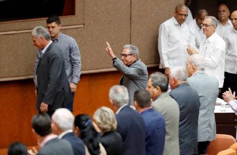 The first secretary of the Communist Party of Cuba (PCC), former Cuban President Raul Castro Ruz (C), waves upon his arrival at the plenary session of the Second Regular Period of the 9th Legislature of the Cuban Parliament, in Havana, Cuba, 21 December 2018. The reference to communism that had been eliminated in the first draft of the new Cuban Constitution, whose final text votes today the National Assembly (Unicameral Parliament), was again included in the project, after more than 1,800 Cubans they will request. The National Assembly began its first and second plenary session of the year in the first hour of this Friday, in which the new constitutional text will be voted on and will be approved unanimously. Cuba re-introduces reference to communism in draft Constitution !ACHTUNG: NUR REDAKTIONELLE NUTZUNG! Copyright: xErnestoxMastrascusax AME1271 20181221-636810107616072673