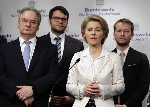 News Themen der Woche KW05 News Bilder des Tages Reiner Haseloff , Ministerpräsident des Landes Sachsen-Anhalt, Marian Wendt, CDU, Ursula von der Leyen, Bundesministerin der Verteidigung, Christoph Bernstiel, CDU, Deutschland, Berlin, BMI und BMVg geben Standort für neue Cyberagentur bekannt, 31.01.2019