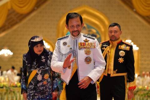 (190716) -- BANDAR SERI BEGAWAN, July 16, 2019 (Xinhua) -- Brunei s Sultan Haji Hassanal Bolkiah (C) attends a state banquet in celebration of his 73rd birthday at Istana Nurul Iman, the royal palace, in Bandar Seri Begawan, capital of Brunei, July 15, 2019. Around 4,000 people comprising of members of the royal families, state dignitaries and foreign diplomatic corps, as well as foreign invited guests attended a grand state banquet in conjunction with the Sultan s 73rd birthday celebration on Monday night at the royal palace - Istana Nurul Iman. Born on July 15, 1946, the Sultan is the world s second longest-reigning current monarch after Britain s Queen Elizabeth II. (Xinhua Jeffrey Wong) BRUNEI-BANDAR SERI BEGAWAN-SULTAN-BIRTHDAY-ROYAL BANQUET