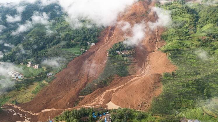 News Themen der Woche KW30 News Bilder des Tages (190724) -- SHUICHENG, July 24, 2019 -- Aerial photo taken on July 24, 2019 shows a landslide site in Pingdi Village in Shuicheng County of Liupanshui City, southwest China s Guizhou Province. Eleven people are dead after a landslide hit Pingdi Village late Tuesday, local authorities said Wednesday. At about 9:20 p.m. (1320 GMT) Tuesday, a landslide lashed the village, burying 21 houses. More than 50 people were living in the affected area when the landslide struck, according to rescuers. As of about 11 a.m. (0300 GMT) Wednesday, 11 people were found dead, 11 others were rescued, and 34 remained missing. ) CHINA-GUIZHOU-LIUPANSHUI-LANDSLIDE (CN) TaoxLiang