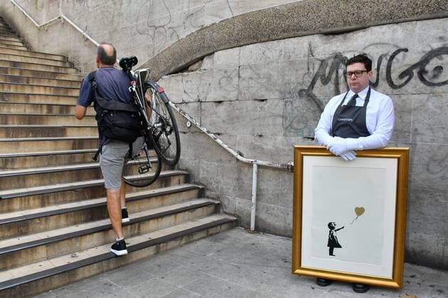 Entertainment Bilder des Tages Anonymous street artist Banksy s iconic work Girl With Balloon goes on display near one of the original locations the artwork appeared at, National Theatre, South Bank in London, ahead of a ˜Banksy: I can t believe you Morons actually buy this sh*t™ online-only auction of the artist s work, at at Christies.com. Banksy, Girl with Balloon Colour AP (Gold), 2004, Estimate: £150,000- 250,000. 30 08 2019. London, United Kingdom. Bringing Banksy Back to Southbank Centre photocall. xNilsxJorgensenx xi-Imagesx IIM-20079-0009