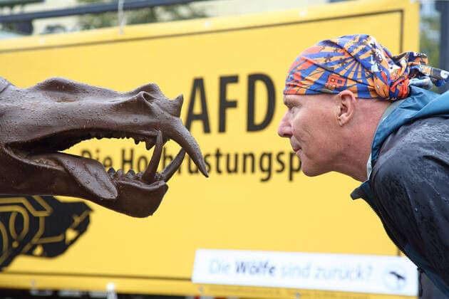 Bilder des Jahres 2019, News 09 September News Themen der Woche KW39 News Bilder des Tages Drei grosse Bronze-Woelfe des Brandenburger Kuenstlers Rainer Opolka (Foto) und ein Originalpanzer sind am Freitag (27.09.2019) vor der Bundesgeschaeftsstelle der AfD in der Berliner Schillstrasse aufgestellt worden. Mit der eintaegigen Protestaktion wollen Opolka und die Vorsitzende des Foerderkreises fuer das Holocaust-Mahnmal, Lea Rosh, vor der Ruestungspolitik der AfD warnen, wie die beiden Initiatoren mitteilten. Von der Oeffentlichkeit weitgehend unbemerkt, arbeite die AfD am Ruestungsstaat Deutschland, wolle die Bundeswehr im Inneren einsetzen, den Wehretat drastisch erhoehen, die Ruestungsindustrie ausbauen, den Ruestungskonzernen Garantiequoten erteilen und das Zivilleben militarisieren, erklaerte Rainer Opolka. (Siehe epd-Meldung vom 27.09.2019) Bronze-Woelfe und Panzer vor AfD-Bundeszentrale