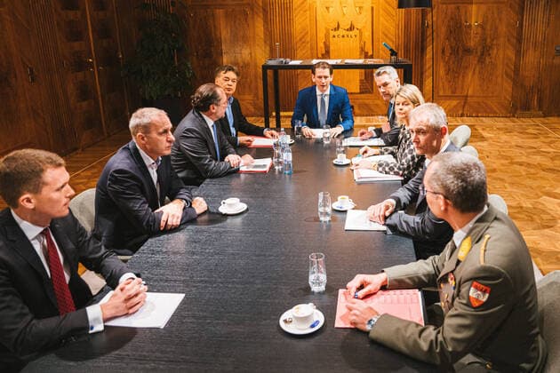 Bilder des Jahres 2020, News 03 März News Themen der Woche KW10 Wien 03.03.2020, Bundeskanzleramt, Wien, AUT, Arbeitssitzung zur aktuellen Situation in Griechenland, der Tuerkei und Syrien, im Bild v. l. Alexander Schallenberg (OeVP), Werner Kogler (Gruene), Sebastian Kurz (OeVP), Karl Nehammer (OeVP), Klaudia Tanner (OeVP) before press conference after a working session on the current situation in Greece, Turkey and Syria at the federal chancellery in Vienna, Austria on 2020 03 03.