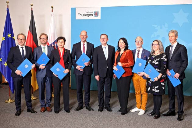 Bilder des Jahres 2020, News 03 März News Themen der Woche KW10 News Bilder des Tages Wahl des neuen Ministerpräsidenten Thüringen. Wahl des neuen Ministerpräsidenten Thüringen am 04.03.2020 im Thüringer Landtag in Erfurt. Georg Maier ( SPD ), Thüringens Innenminister, Dirk Adams ( Fraktionsvorsitzender Bündnis 90 Die Grünen ), Justizminister, Heike Taubert ( SPD ), Thüringens Finanzministerin, Wolfgang Tiefensee ( SPD ), Thüringens Wirtschaftsminister und SPD Landesvorsitzender, Wirtschaftsminister, Bodo Ramelow ( Die Linke ),Anja Siegesmund ( Bündnis90 Die Grünen ), Thüringens Umweltministerin, Benjamin Immanuel Hoff ( Die Linke ), Chef der Thüringer Staatskanzlei und Minister für Kultur, Bundes- und Europaangelegenheiten, Birgit Keller ( Die Linke ), Thüringer Ministerin für Infrastruktur und Landwirtschaft und Helmut Holter ( Die Linke ), Thüringens Bildungsminister. 20200304BOS0013