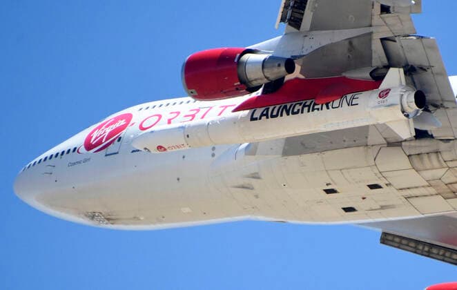 Bilder des Jahres 2020, News 04 April News Themen der Woche KW15 News Bilder des Tages Virgin s Orbit Girl 747 takes off with the LauncherOne rocket fully loaded for a dress rehearsal test flight Sunday, April,12,2020. Mojave,CA USA... The contract is for three dedicated launches to deliver 44 small satellites to low Earth orbit..WASHINGTON †VOX Space, a subsidiary of Virgin Orbit that focuses on the national security launch market, was awarded a $35 million contract for three dedicated launches to deliver 44 small satellites to low Earth orbit, the U.S. Space Forceâ€⠢s Space and Missile Systems Center announced April 10...VOX Space, based in El Segundo, California, will use the LauncherOne rocket. The contract is for the STP-S28 mission to provide orbital launch services for the Department of Defenseâ€⠢s Space Test Program. The STP-S28 experiments will be used by the Space Force to develop its future spac - ZUMAbl1_ 20200412_zaf_bl1_006 Copyright: xGenexBlevinsx