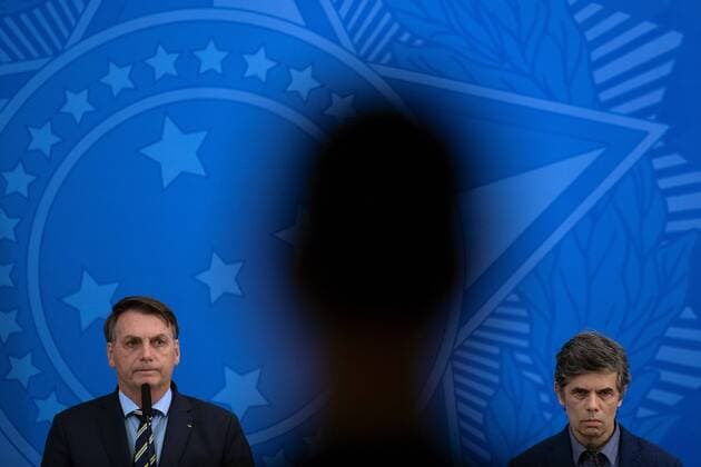 Bilder des Jahres 2020, News 04 April News Themen der Woche KW16 News Bilder des Tages The President of Brazil, Jair Bolsonaro (L), takes part in the public address in which he announced the new Minister of Health, Nelson Teich (R), in Brasilia, Brazil, 16 April 2020. Bolsonaro announced this Thursday as the new Health minister the oncologist Teich after dismissing the doctor Luiz Henrique Mandetta, defender of social isolation against COVID-19, that the President censors. It was a consensual divorce, said the leader of the Brazilian far-right. Bolsonaro announces an oncologist as Health Minister in the midst of the pandemic !ACHTUNG: NUR REDAKTIONELLE NUTZUNG! Copyright: xJoédsonxAlvesx AME3199 20200416-637226759761202407