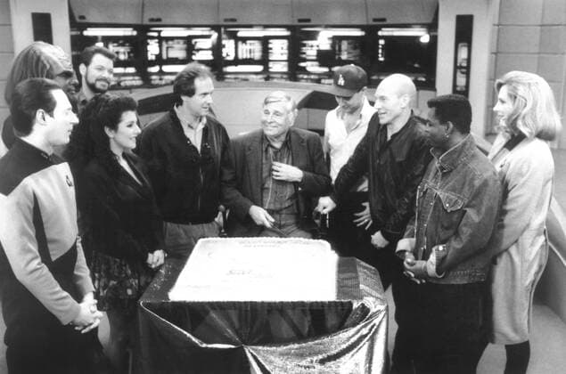 STAR TREK: THE NEXT GENERATION, from left: Brent Spiner, Michael Dorn, Marina Sirtis, Jonathan Frakes (rear), producer Rick Berman, producer Gene Roddenberry, producer Michael Piller, Patrick Stewart, LaVar Burton, Gates McFadden celebrate the show s 100th episode on set, 1987-1994, Paramount courtesy Everett Collection Paramount Courtesy Everett Collection !ACHTUNG AUFNAHMEDATUM GESCHÄTZT! PUBLICATIONXNOTxINxCANxCHNxFRAxITAxJPNxNORxPOLxRUSxESPxUKxUSA Copyright: xParamount CourtesyxEverettxCollectionx TBDSTTR EC093
