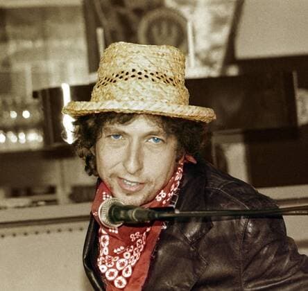 1 Portrait 87: Bob Dylan mit Strohhut & Halstuch, lächelt, Pressekonferenz, Songwriter, Liedermacher, Musik, PK, Rock, Pop, Sänger, Countryrock, Folkrock, Folksinger, Rockstar, Star, , - - coloriertes SW-Foto, Hamburg Deutschland, Germany Copyright: xBRIGANI-ART HEINRICHx BriganiArt_00032553_00032553