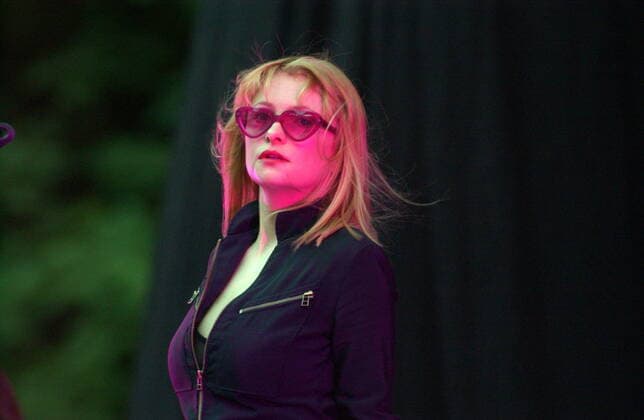 1 Konzert: Goldfrapp in der Berliner Waldbühne, Saengerin Alison Goldfrapp, Open Air, herzförmige Brille, herzförmig, rosarote Sonnenbrille, Electro, Electronic, Musik, quer, halbtotale, medium, horizontal, Berlin Deutschland, Germany Copyright: xBRIGANI-ART HEINRICHx BriganiArt_00101602_00101602