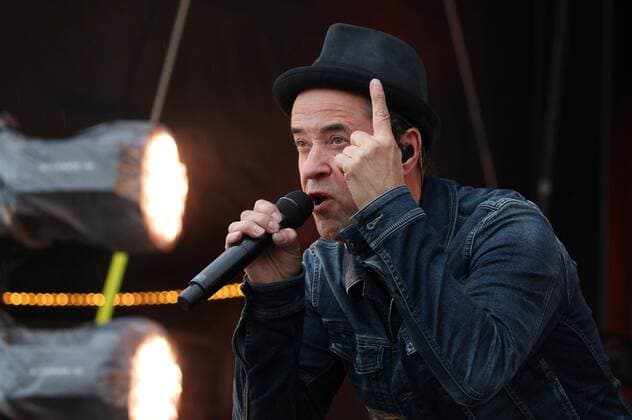 Bilder des Jahres 2020, Entertainment 05 Mai Entertainment Themen der Woche KW21 Autokonzerte Erfurt - Radio Doria - Jan Josef Liefers 24.05.2020, Erfurt, Messehalle, Autokonzerte Erfurt, die deutsche Band Radio Doria mit Frontmann Jan Josef Liefers (weitere Mitglieder Gunter Papperitz, Christian Adameit, Jens Nickel, Timon Fenner) spielt live auf der Bühne, die Besucher des Konzerts sitzen im Auto und empfangen den Ton über eine Frequenz im Autoradio, Grossveranstaltungen sind während der Corona-Pandemie untersagt im Bild: Jan Josef Liefers