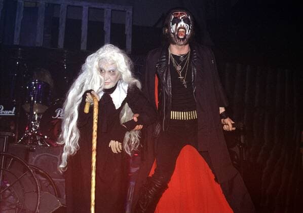 1 Konzert 90: King Diamond mit alter Frau als Opfer, Sänger, Heavy Metal, Hard Rock, Hardrock, Maske, Kunstblut, Blut, Bühnenshow, Horror, Inszenierung, brutal, Brutalität, Musik, Copyright: xBRIGANI-ART HEINRICHx 00015778_00015778