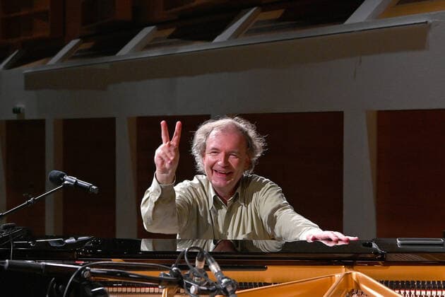 Bilder des Jahres 2020, Entertainment 07 Juli Entertainment Themen der Woche KW28 Entertainment Bilder des Tages Gesprächskonzert mit dem Pianisten Stefan Mickisch Tonarten u. Sternzeichen bei Beethoven und Wagner , im Rahmen der Salzkammergut Festwochen Gmunden 2020 im Kongresszentrum Toscana, in Gmunden, am 11.07.20. Das Bild zeigt ein Portrait des Pianisten, Klaviervirtuosen, Wagnerexperten und Musikwissenschaftler Stefan Mickisch, vor dem Konzertflügel, während der Proben zum Konzert 2020 - Gesprächskonzert mit dem Pianisten Stefan Mickisch Tonarten u. Sternzeichen bei Beethoven und Wagner , im Rahmen der Salzkammergut Festwochen Gmunden 2020 im Kongresszentrum Toscana in Gmunden, am 11.07.20.