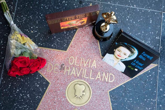 Bilder des Jahres 2020, Entertainment 07 Juli Entertainment Themen der Woche KW30 July 26, 2020, Los Angeles, California, U.S: Flowers and souvenirs are displayed at actress Olivia de Havillandâ€⠢s star on the Hollywood Walk of Fame, Sunday July 26, 2020 in Los Angeles. Actress. Olivia de Havilland, one of the last remaining links to the so-called Golden Age of Hollywood, has died at the age of 104, multiple media outlets reported today. Los Angeles U.S. - ZUMAc68_ 20200726_zaf_c68_007 Copyright: xRingoxChiux