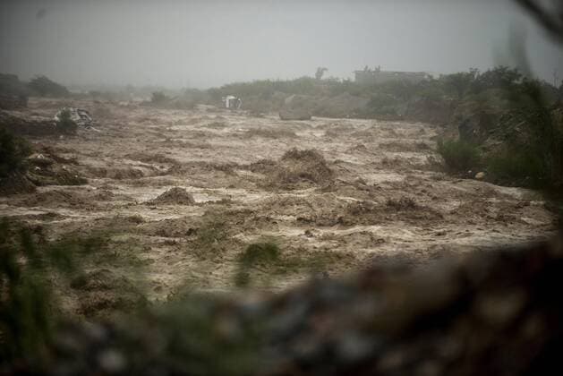 IMAGO Nature: Unsere Erde, Klimawandel, Überschwemmungen Bilder des Jahres 2020, News 07 Juli News Themen der Woche KW30 News Bilder des Tages View of the place where a van in which at least 10 people were traveling was dragged by the water, in the city of Saltillo, in the northern state of Coahuila, Mexico, 26 July 2020. At least four people disappeared, about twenty in shelters, infrastructure damage and floods left Cyclone Hanna as it passed through northeast Mexico, the National Civil Protection Coordination reported on Sunday. At least four disappeared and damage to infrastructure in Mexico by cyclone Hanna !ACHTUNG: NUR REDAKTIONELLE NUTZUNG! Copyright: xMiguelxSierrax MEX4775 20200727-637314268632536966