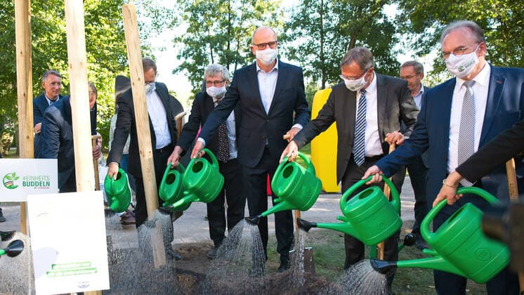 Bilder des Jahres 2020, News 09 September News Themen der Woche KW38 News Bilder des Tages Potsdam GER, Potsdam, 18.09.20, Einheitsbuddeln v.l. Dietmar Woidke, Burkhard Exner, Reiner Erich Haseloff , Buddeln fuer Deutschland Ministerpraesidenten pflanzen Baeume der Einheit - Einheitsbuddeln - Zum Tag der Deutschen Einheit, Potsdam, 18.09.2020, Copyright: xUwexKoch xEibner-Pressefotox EP_ukh