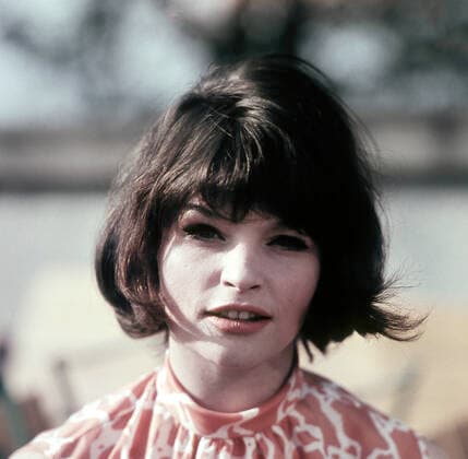 01.08.1965, Berlin, GER - Angelica Domroese, Schauspielerin. (Angelica Domroese, aussen, Aussenaufnahme, Berlin, Blick in die Kamera, Blickkontakt, DDR, deutsch, Deutsche Demokratische Republik, Deutschland, Domroese, Europa, europaeisch, Fernsehen, Film, Filmschauspielerin, GDR, historisch, Kamerablick, Mensch, Persoenlichkeit, Person, pmscartandhistory, Portraet, Portrait, QF, Quadrat, Querformat, Schauspielerin, Theaterschauspielerin, Westeuropa, Zeitdokument, Zeitgeschichte) 650801D452ANGELICA_DOMROESE.JPG