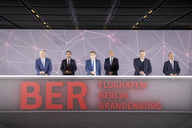 Bilder des Jahres 2020, News 10 Oktober News Themen der Woche KW44 News Bilder des Tages V.l.n.r.: Carsten Spohr, Lufthansa Vorstandsvorsitzender, Andreas Scheuer, Bundesminister fuer Verkehr und digitale Infrastruktur, Engelbert Luetke Daldrup, Vorsitzender der Geschaeftsfuehrung Flughafen Berlin Brandenburg GmbH, Dietmar Woidke, Ministerpraesident von Brandenburg, Johan Lundgren, EasyJet-CEO, und Michael Mueller, Regierende Buergermeister von Berlin, aufgenommen im Rahmen der Eroeffnung des Flughafens Berlin Brandenburg Willy Brandt Terminal 1. Berlin, 31.10.2020. Berlin Deutschland