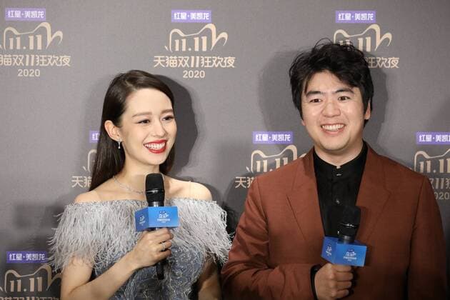 Bilder des Jahres 2020, Entertainment 11 November Chinese concert pianist Lang Lang, right, and his wife Gina Alice Redlinger, left, are interviewed prior to the 2020 Tmall Double 11 Gala, which is held to celebrate the Double 11, a shopping festival established by Alibaba Group, Shanghai, China, 10 November 2020.