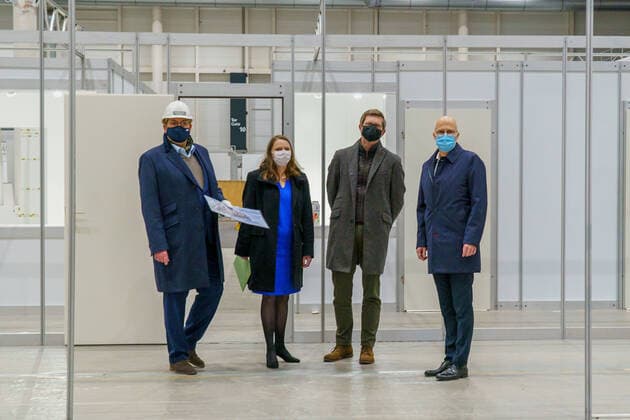 Bilder des Jahres 2020, News 12 Dezember News Themen der Woche KW49 News Bilder des Tages Pressetermin Aufbau Corona Impfzentrum in Hamburg - Hamburger Messehallen - Messehalle A3 - Olaf Schindel, Architekt, Melanie Leonhard, Sozialsenatorin und Gesundheitssenatorin, Dr. Andreas Walter, interner Koordinator Impfzentrum, Peter Tschentscher, Erster Bürgermeister (von links) während der Besichtung des Impfzentrums;Pressetermin Aufbau Corona Impfzentrum in Hamburg - Hamburger Messehallen - Messehalle A3 - Olaf Schindel, Architekt, Melanie Leonhard, Sozialsenatorin und Gesundheitssenatorin, Dr. Andreas Walter, interner Koordinator Impfzentrum, Peter Tschentscher, Ers, Hamburg Hamburg Deutschland Messehallen