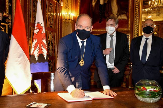 Entertainment Themen der Woche KW50 Entertainment Bilder des Tages Fürst Albert II. von Monaco erhält Golden Eagle Auszeichnung in Nizza HSH Prince Albert of Monaco and Christian Estrosi, Mayor of Nice, receive the Golden Eagle, main distinction of Aigla Nissarda, as part of the promotion of the 160th anniversary of the Union of the Count of Nice to France. Francois Daure, S.A.S. Le Prince Albert de Monaco et Christian Estrosi - Remise de l Aigla Nissarda a S.A.S. Le Prince Albert de Monaco et a Christian Estrosi, Maire de Nice, Villa Massena a Nice. S.A.S. Le Prince Albert de Monaco, et Christian Estrosi, Maire de Nice, recoivent l Aigle d?Or, principale distinction de l Aigla Nissarda, dans le cadre de la promotion du 160eme anniversaire de l Union du Comte de Nice a la France. L ordre de l Aigla Nissarda a ete cree en 1962 par Leon Barety, ancien Ministre, depute des Al Copyright: xL.Urmanx xStarfacex STAR_262957_060