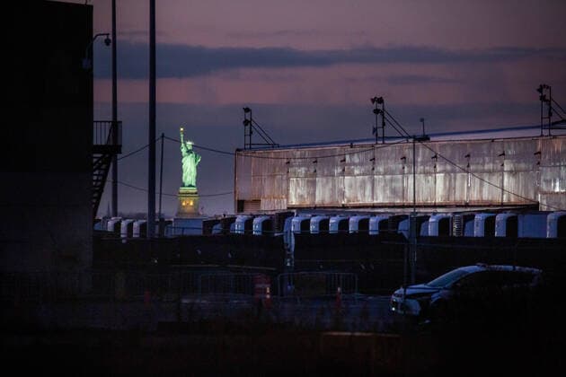 Bilder des Jahres 2020, News 12 Dezember News Bilder des Tages (201215) -- NEW YORK, Dec. 15, 2020 -- A COVID-19 disaster morgue made up of refrigerated trailers stands at the South Brooklyn Marine Terminal during the COVID-19 pandemic in the Brooklyn borough of New York, United States, Dec. 14, 2020. The United States reached the grim milestone of 300,000 coronavirus deaths on Monday, according to the Center for Systems Science and Engineering (CSSE) at Johns Hopkins University. With the national case count topping 16.3 million, the death toll across the United States rose to 300,267 as of 3:26 p.m. local time (2026 GMT), according to the CSSE data. (Photo by Xinhua) U.S.-NEW YORK-COVID-19-DEATHS MichaelxNagle