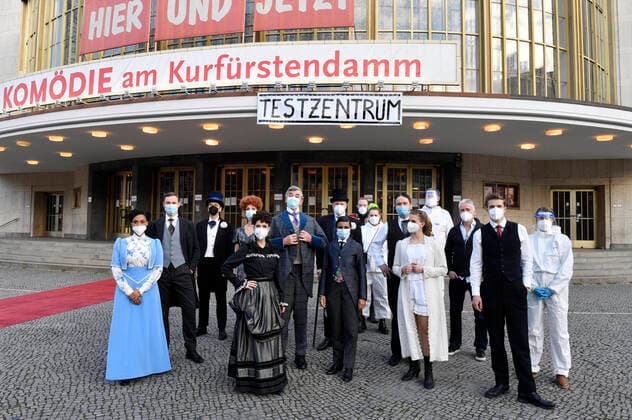 Bilder des Jahres 2021, Entertainment 04 April Entertainment Themen der Woche KW14 Entertainment Bilder des Tages Vanessa Rottenburg, Frederic Brossier, Oliver Dupont, Michaela Hanser, Birthe Wolter, Dirk Schoedon, Peer Martiny, Adisat Semenitsch, Robert Kowarik, Lorris Andre Blazejewski, Esther Agricola, Martin Woelffer, Philip Butz u.a. beim Fototermin mit dem (getesteten) Ensemble des Theaterstücks Vorhang auf für Cyrano in Maske und Kostüm vor dem Testzentrum im Schiller Theater. Unter dem Motto Testen statt spielen eröffnen die Komödie am Kurfürstendamm und der KitKatclub ein gemeinsames Testzentrum im Schiller Theater. Berlin, 07.04.2021