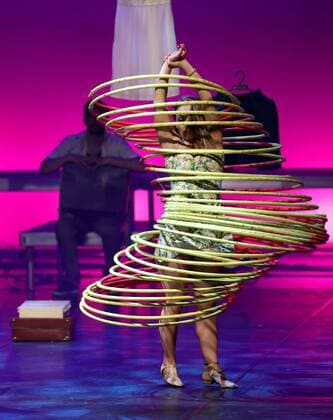 Bilder des Jahres 2021, Entertainment 04 April Entertainment Themen der Woche KW14 Entertainment Bilder des Tages Artists perform during the play Something very serious is going to happen in this town by Gabriel Garcia Marquez, within the framework of the XVI Bogota Theater and Circus Festival, in Bogota, Colombia, 07 April 2021 (issued 08 April 2021). With Murmullo , an ensemble inspired by the story Something very serious is going to happen in this town , the El Ensueno theater opened its doors, a new stage with which it is intended to bring the arts to millions of people in the south of Bogotá . The play, directed by Erika Ortega, amalgamates music, acrobatics and lights, and was also the excuse for the opening of the XVI Bogota Theater and Circus Festival, which will end on 25 April. El Ensueno, a new theater that radiates culture in the sou Copyright: xMauricioxDuenasxCastanedax AME8380 20210408-637535126008656809