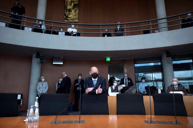 Bilder des Jahres 2021, News 04 April News Themen der Woche KW16 Olaf Scholz, Wirecard Ausschuss DEU, Deutschland, Germany, Berlin, 22.04.2021 Olaf Scholz, Bundesfinanzminister und Vizekanzler SPD, mit FFP-2-Maske beim Untersuchungsausschuss Wirecard in Berlin. en: Olaf Scholz, Federal Minister of Finance and vice chancellor SPD, with protection mask, before testifying in front of a parliamentary committee of inquiry Untersuchungsausschuss investigating the financial scandal over payment systems provider Wirecard in Berlin, Germany