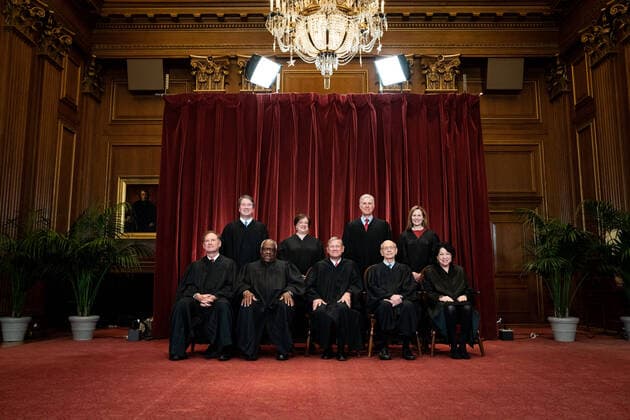 Bilder des Jahres 2021, News 04 April News Themen der Woche KW16 News Bilder des Tages USA, Mitglieder des Supreme Court bei Fotoshooting in Washington Members of the Supreme Court pose for a group photo at the Supreme Court in Washington, DC on Friday, April 23, 2021. Seated from left: Associate Justice Samuel Alito, Associate Justice Clarence Thomas, Chief Justice John Roberts, Associate Justice Stephen Breyer and Associate Justice Sonia Sotomayor, Standing from left: Associate Justice Brett Kavanaugh, Associate Justice Elena Kagan, Associate Justice Neil Gorsuch and Associate Justice Amy Coney Barrett. Pool photo by Erin Schaff WAX20210423238 ErinxSchaff