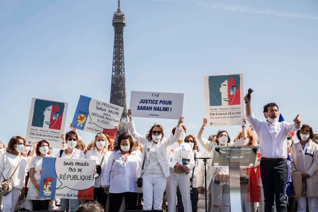Bilder des Jahres 2021, News 04 April News Themen der Woche KW16 News Bilder des Tages Frankreich, Demonstranten forden einen Gerichtsprozess nach dem Mord an Sarah Halimi in Paris Paris, France April 25, 2021 - Rally called by the representative council of Jewish Institutions in France (CRIF) following the decision of the Court of Cassation concerning the murderer of Sarah Halimi. The highest court of the judiciary rejected, on April 14, the appeal filed by Ms. Halimi s family against the 2019 decision of the Paris Court of Appeal, which had declared the man not criminally responsible on the basis of three expert reports. The Court of Cassation, while endorsing the anti-Semitic nature of the crime, confirmed the criminal irresponsibility of the murderer - Jonathan Behar NEWS, SARAH HALIMI, RASSEMBLEMENT POLITIQUE, MANIFESTATION, CRIF, INSTITUTIONS JUIVES DE FRANCE, JUIFS, ISRAEL, HEBREUX, RACISME, ANTIRACISME, SOCIE Copyright: xVincentxIsorex