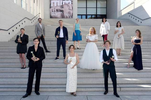 Bilder des Jahres 2021, Entertainment 06 Juni Entertainment Themen der Woche KW24 Zygimante Elena Jakstaite, Gustav Lindh, Carlo Chatrian, Albrecht Schuch, Alba Baptista, Mariette Rissenbeek, Seidi Haarla, Cassandra Han, Martijn Lakemeier, Natasa Stork und Sara Klimoska beim Photocall mit den European Shooting Stars 2021 auf der Berlinale Summer Special 2021 71. Internationale Filmfestspiele Berlin auf der James Simon Treppe vor der James-Simon-Galerie. Berlin, 14.06.2021