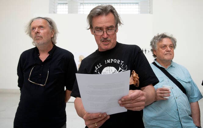 Bilder des Jahres 2021, Entertainment 06 Juni About twenty Czech artists headed by Jiri David protested against the unused potential of the National Gallery in Prague (NGP) in the gallery’s seat, the Trade Fair Palace in Prague, Czech Republic, June 30, 2021, and their positive resistance wanted to point to the empty gallery rooms, among others. The protesting artists, including Jaroslav Rona, Frantisek Skala, Veronika Holcova and Pavel Opocensky, brought their works to the yard of the Trade Fair Palace and left a part of them there. We don’t want to keep watching the torpor of the supreme management of the NGP which more capable experts are leaving due to lacking motivation and lack of inspiration, the artists said in a statement read out by Skala who also made a few pictures on t suk003