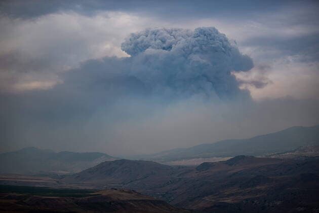 Bilder des Jahres 2021, News 07 Juli News Themen der Woche KW28 News Bilder des Tages July 16, 2021, Ashcroft, BC, Canada: A pyrocumulus cloud, also known as a fire cloud, forms in the sky as the Tremont Creek wildfire burns on the mountains above Ashcroft, B.C., on Friday, July 16, 2021. Ashcroft Canada - ZUMAc35_ 20210716_zaf_c35_106 Copyright: xDarrylxDyckx