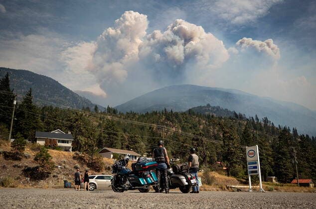 Bilder des Jahres 2021, News 08 August News Themen der Woche KW32 News Bilder des Tages August 15, 2021, LYTTON, BC, CANADA: Motorcyclists stopped at a gas station watch as a pyrocumulus cloud, also known as a fire cloud, produced by the Lytton Creek wildfire rises into the sky from the fire burning in the mountains above Lytton, B.C., on Sunday, August 15, 2021. LYTTON CANADA - ZUMAc35_ 20210815_zaf_c35_111 Copyright: xDarrylxDyckx
