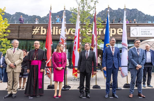 Bilder des Jahres 2021, News 08 August News Themen der Woche KW33 News Bilder des Tages Alpbach 22.08.2021, Alpbach, AUT, Europäisches Forum Alpbach 2021, Tiroltag, Eröffnung, im Bild v.l. Direktor Andreas Treichl, Bischof Hermann Glettler, BM Margarete Schramböck, LH Günther Platter (Tirol), LH Arno Kompatscher (Südtirol), LH Maurizio Fugatti (Trient) Left to right: Direktor Andreas Treichl Bischof Hermann Glettler BM Margarete Schramböck LH Günther Platter (Tirol) LH Arno Kompatscher (Südtirol) LH Maurizio Fugatti (Trient) during the tyrolday opening ceremony of the european forum Alpbach Alpbach, Austria on 2021 08 22.