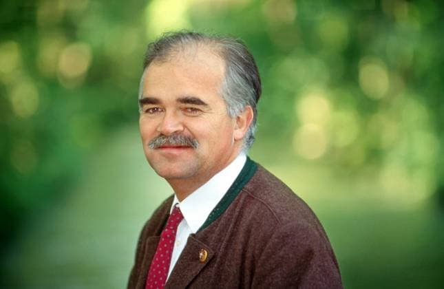 Peter Gauweiler, CSU, bayerischer Umweltminister, Portraet 1993 DEU, Deutschland, Muenchen, 1993, Peter Gauweiler, geb. 1949, CSU, Portraet, Portrait, im Englischen Garten, damals Bayerischer Umweltminister, Bayerischer Staatsminister für Landesentwicklung und Umweltfragen, (1990-1994), Politik, Politiker, freundlich, laecheln, Trachtenjanker, Bayern, bayerisch, Persoenlichkeit, Geschichte, Zeitgeschichte, 1990er, 90er Jahre, Neunziger Jahre, historisch,