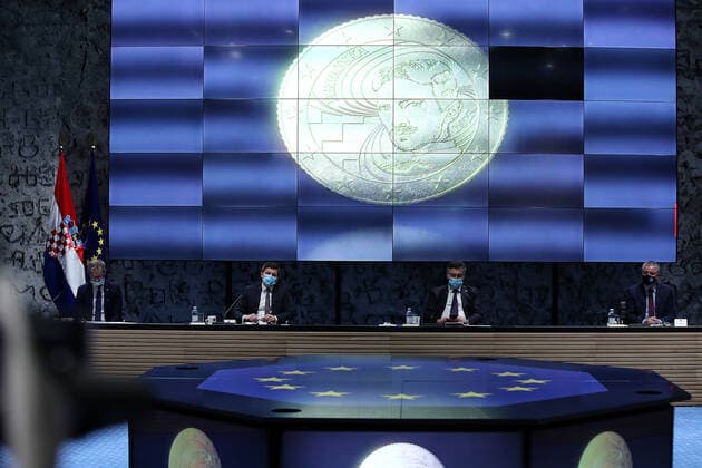 Bilder des Jahres 2022, News 02 Februar News Themen der Woche News Bilder des Tages PXL_selected national euro coin design Prime Minister of the Government of the Republic of Croatia Andrej Plenkovic ,Croatian National Bank (HNB) Governor Boris Vujcic , Finance Minister Zdravko Maric and Minister of Construction, Physical Planning and State Property Darko Horvat during announcement of the selected national euro coin design, in Zagreb, Croatia, on February 4, 2022.The Glagolitic alphabet will appear on on five, two and one cent coins..The image of inventor Nikola Tesla will appear on the 50, 20 and 10 cent coins.The coins and currency of Croatia since the middle ages have been referred to as the kuna, so-named after the small furry animal whose pelt was once considered a traded commodity, so on coin of 1 euro will GoranxStanzl PIXSELL
