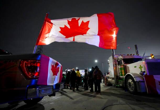 Bilder des Jahres 2022, News 02 Februar News Themen der Woche KW06 News Bilder des Tages February 10, 2022, WINDSOR, ON, CANADA: Truckers and supporters block the access leading from the Ambassador Bridge, linking Detroit and Windsor, as truckers and their supporters continue to protest against the COVID-19 vaccine mandates and restrictions in Windsor, Ont., on Thursday, February 10, 2022. WINDSOR CANADA - ZUMAc35_ 20220210_zaf_c35_002 Copyright: xNathanxDenettex