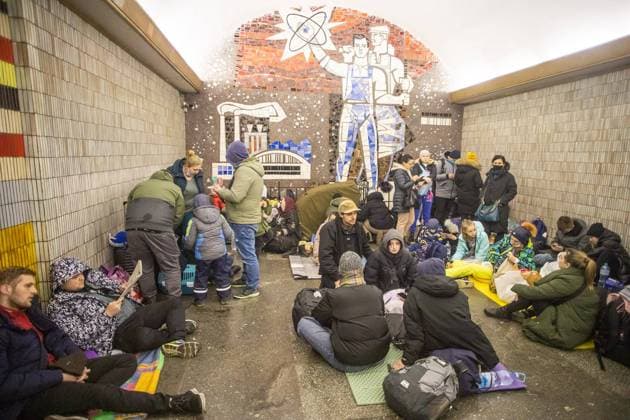 Ukraine-Krieg, Jahrestag der Invasion, Chronologie der Ereignisse, Archivbilder Bilder des Jahres 2022, News 02 Februar News Themen der Woche KW08 Ukrainians rest in the Kyiv subway, using it as a bomb shelter in Kyiv, Ukraine, Thursday, February 24, 2022. Russia has launched a full-scale invasion of Ukraine, unleashing airstrikes on cities and military bases. KYV2022022401 OLEKSANDRxKHOMENKO