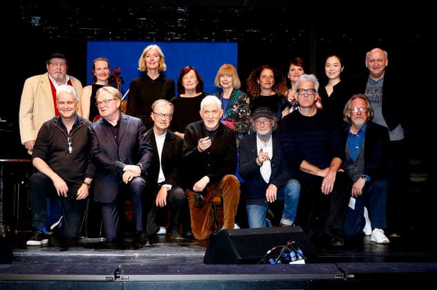 Bilder des Jahres 2022, Entertainment 03 März Entertainment Themen der Woche KW13 Walter Plathe, Martin Woelffer, Aleke Alpermann, Klaus Hoffmann, Katja Weitzenböck, Hawo Bleich, Brigitte Grothum, Ilja Richter, Ursela Monn, Michel Bergmann, Adriana Altaras, Gayle Tufts, Dominic Raacke, Yoonji Kim, Harald Martenstein und Harry Ermer beim Fototermin zur Benefizgala Schillern für die Ukraine in der Komödie am Kurfürstendamm im Schiller Theater. Berlin, 28.03.2022