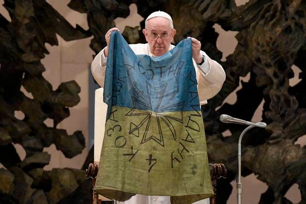 Ukraine-Krieg, Jahrestag der Invasion, Chronologie der Ereignisse, Archivbilder Bilder des Jahres 2022, News 04 April News Themen der Woche KW14 News Bilder des Tages Italy, Rome, Vatican, 2022 04 06.Pope Francis shows a flag that he said was sent to him from Bucha, Ukraine, during his weekly general audience in the Paul VI Hall, at the Vatican. Photograph by Vatican media Catholic Press Photo RESTRICTED TO EDITORIAL USE - NO MARKETING - NO ADVERTISING CAMPAIGNS. Copyright: xVATICANxMEDIAx xipa-agency.netx xVaticanxmediax