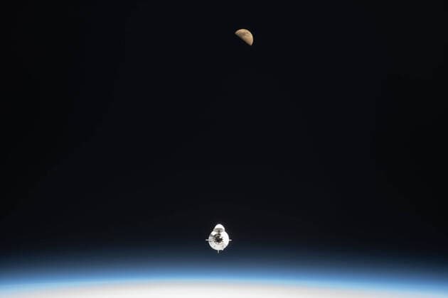Bilder des Jahres 2022, News 04 April News Themen der Woche KW15 SpaceX s Dragon spacecraft, carrying the crew of Michael López-Alegría, a retired NASA astronaut; Larry Connor, a real estate and technology entrepreneur; Mark Pathy, a Canadian businessman; and Eytan Stibbe, an Israeli entrepreneur and former fighter jet pilot, part of Axiom Space s Ax-1 mission, is pictured on approach to the International Space Station. The Dragon capsule is expected to dock with the orbiting laboratory on Saturday, April 9, 2022. WAX2022041203 SPACEX