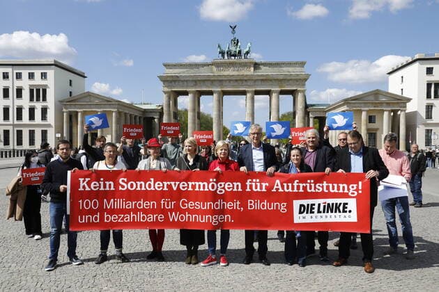 News Bilder des Tages Dr. Gesine Lötzsch, Dietmar Bartsch, Janine Wissler, Parteivorsitzende, Die Linke, Deutschland, Berlin, Brandenburger Tor, DIE LINKE, Aktion zum Sondervermögen, Kein Sondervermögen für Aufrüstung! 100 Milliarden für Gesundheit, Bildung und bezahlbare Wohnungen