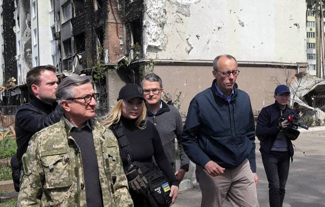 Ukraine-Krieg, Jahrestag der Invasion, Persönlichkeiten besuchen die Ukraine, Archivbilder Bilder des Jahres 2022, News 05 Mai News Themen der Woche KW18 News Bilder des Tages IRPIN, UKRAINE - MAY 3, 2022 - Ukraine s Batkivshchyna MP Serhii Taruta (L) and Leader of the Christian Democratic Union, Leader of the Opposition in the Bundestag Friedrich Merz (R) are pictured in Irpin, a city liberated from Russian invaders, Kyiv Region, northern Ukraine. This photo cannot be distributed in the Russian Federation. German politician Friedrich Merz visits Irpin Copyright: xPavlo_Bagmutx