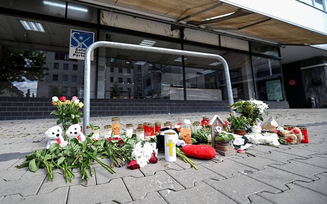 Bilder des Jahres 2022, News 05 Mai News Bilder des Tages Badiucao Austellung in Prag 12.05.2022, xpsx, Lokal Hanau Gedenken 2 tote Kinder v.l. Polizei Spurensicherung Kinder Kind Tot Bruder Schwester, Drama, Mord, Polizeiauto, Kriminalpolizei, Absperrung, Abgesperrt römerstrasse balkon strasse gedenken blumen kerzen trauer gedanke, Hanau Hessen Deutschland (DEU) Hanauer Anzeiger