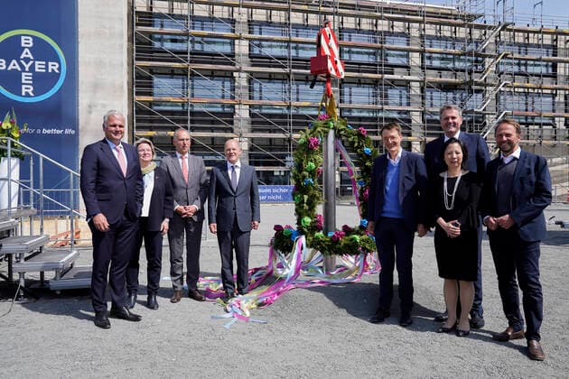 Bilder des Jahres 2022, News 05 Mai News Bilder des Tages Bundeskanzler beim Richtfest SOLIDA-1 im Chempark Leverkusen Aktuell, 13.05.2022, Leverkusen, Guppenbild Bundeskanzler Olaf Scholz, Vorstandsvorsitzender der Bayer AG Werner Baumann und Heike Hausfeld Vorsitzende des Gesamtbetriebsrats der Bayer AG, Stefan Oelrich Bayer AG, Bundesgesundheitsminister Karl Lauterbach, Oberbuergermeister Uwe Richrath, Serena Lin Bayer AG, Thorsten Winkelmann Bayer AG beim Richtfest der Bayer AG im Chempark Leverkusen zur Eroeffnung der neuen Arzneimittelproduktionsanlage SOLIDA-1 Leverkusen Nordrhein-Westfalen Deutschland