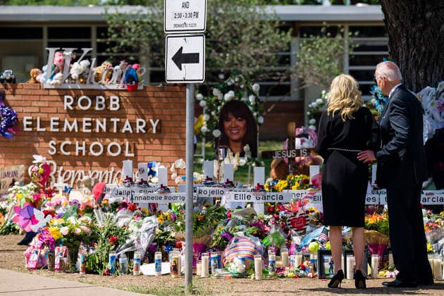 Bilder des Jahres 2022, News 05 Mai News Themen der Woche KW21 May 29, 2022: U.S. president Joe Biden and First Lady Jill Biden visit and lay a flower bouquet at a cross memorial in front of Robb Elementary School, in Uvalde, Texas, Sunday, May 29, 2022, the site of a mass shooting in which 18-year-old gunman Salvador Ramos massacred 19 children students and two adult teachers Tuesday, May 24, 2022. - ZUMAh163 20220529_znp_h163_012 Copyright: xJintakxHanx
