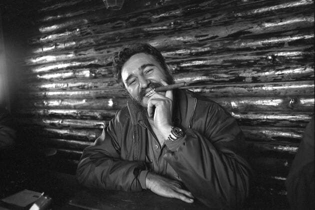 Fidel Castro, freundliches Portraet, Porträt, Portrait, Angeschnittenes Einzelbild, Einzelmotiv,, Brustbild, mit einer Zigarre, Rauchen, Raucher, im Jahr 1967 auf Kuba; Fidel CASTRO (eigentlich: Fidel Alejandro Castro Ruz), Kuba, Politik, Regierungschef von Kuba; SW-Aufnahme,